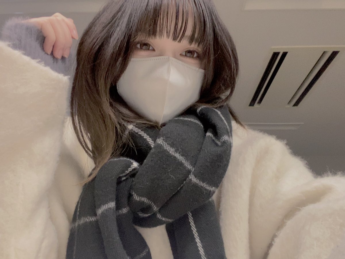 暗髪だった時のこのメイクが1番好きだったのにやり方忘れた泣く。