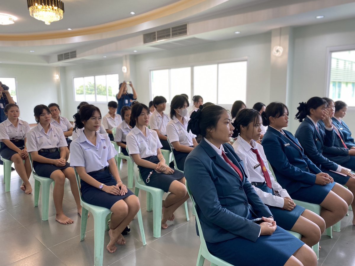 DPU_THP's tweet photo. คณะการท่องเที่ยวและ���ารโรงแรม จัดโครงการ Global Manners for Perfect Youth ให้แก่น้องๆนักเรียนโรงเรียนสตรีวิทยา (EP) กิจกรรมประกอบการด้วยการอบรม Table Manners &amp; Dining Etiquette โดยอ.ปรัทยุมน เลปนานนท์ และ การอบรม Personality Development โดยอ.ศศิธร นวมมณีรัตน์ จาก CADT https://t.co/trBC9jLgCT