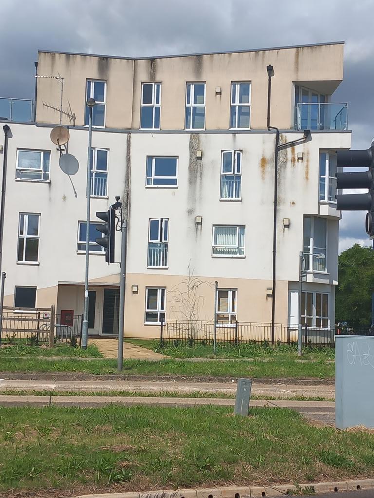 ClareFKing's tweet image. We'll build Cambridge beautiful, they said ....

Meanwhile, here's what gets built....

It deteriorated quickly and has never been  'repaired' - the Kings Hedges Rd frontage of Orchard Park. Not sure if this was Persimmon or Barrett, though am sure quality of both is dismal.