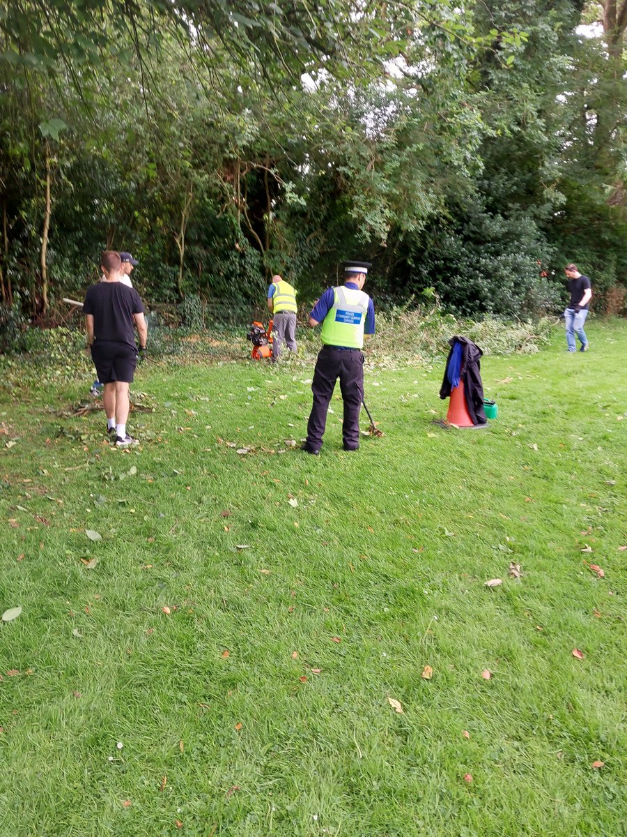 HalesowenWMP's tweet image. Great work today conducted by Halesowen`s PCSO`s supporting our Local residents and Councillor on a clean up operation at Bernard Oakley park, lots of rubbish cleared and trees cut back creating a safer environment for all who use the area. #keepingourspacescleanandsafe