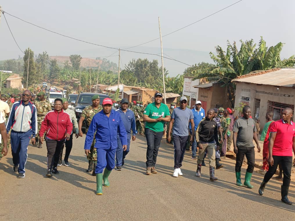 MAEBurundi's tweet photo. Le Ministre des Affaires Etrangères et de la Coopération au Développement Son Excellence Ambassadeur Albert #SHINGIRO s'est joint aux natifs de la province Karusi pour recevoir le Président de la République du Burundi Son Excellence Monsieur Evariste Ndayishimiye qui a visité  cette province dans la caravane Inkebuzo. 

Des travaux communautaires et visites des projets de développement sont au menu du programme.