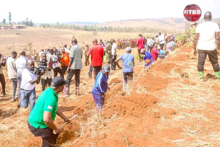 MAEBurundi's tweet photo. Le Ministre des Affaires Etrangères et de la Coopération au Développement Son Excellence Ambassadeur Albert #SHINGIRO s'est joint aux natifs de la province Karusi pour recevoir le Président de la République du Burundi Son Excellence Monsieur Evariste Ndayishimiye qui a visité  cette province dans la caravane Inkebuzo. 

Des travaux communautaires et visites des projets de développement sont au menu du programme.