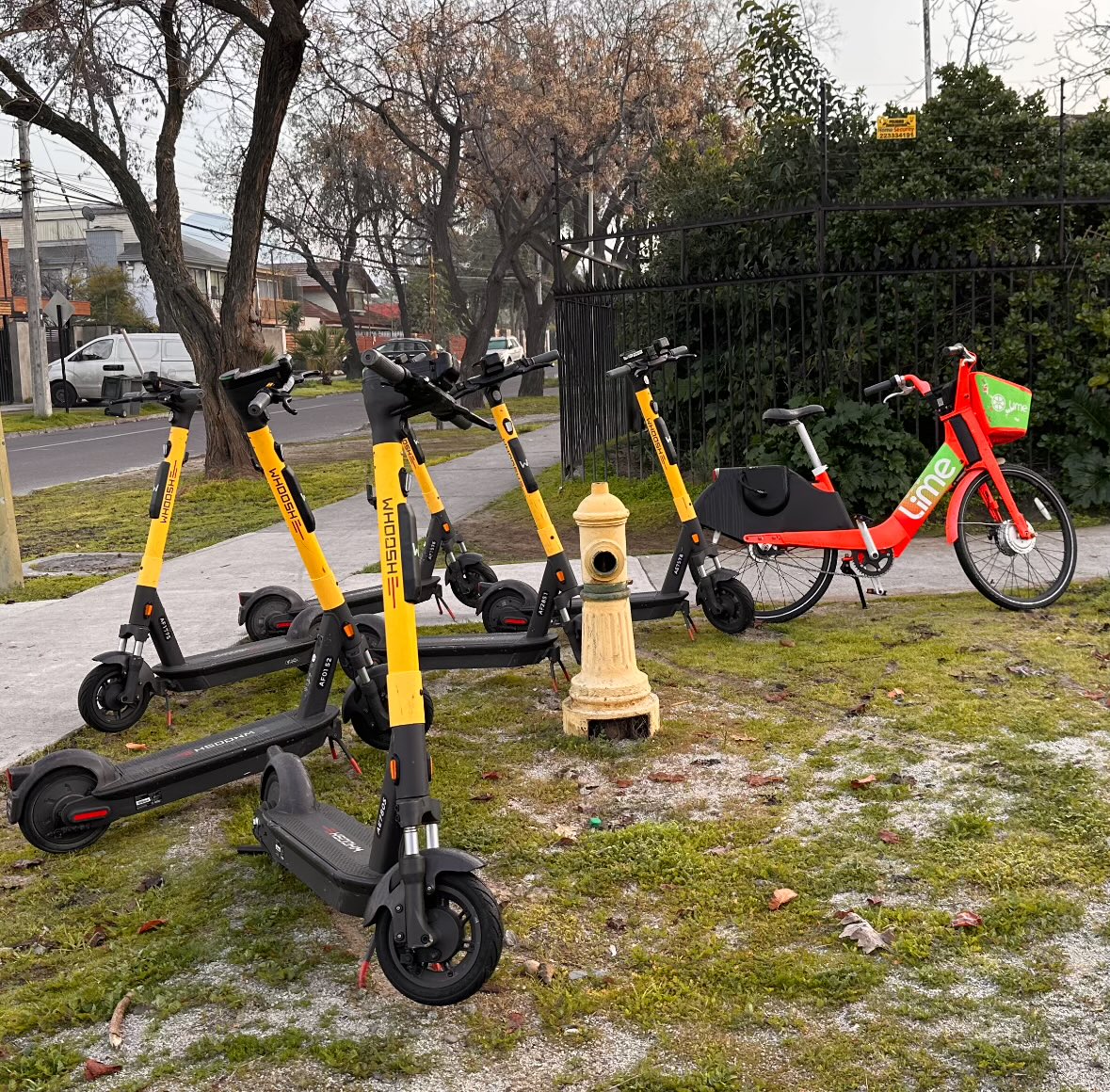 <a href="/Muni_LasCondes/">Las Condes</a> ¿es posible demarcar las zonas donde pueden dejar los scooters y bicicletas? <a href="/danielapenaloza/">Daniela Peñaloza</a>  <a href="/catasanmartinlc/">Cata San Martín</a> @pboppt <a href="/isidoraalcalde/">Isidora Alcalde Egaña</a>
