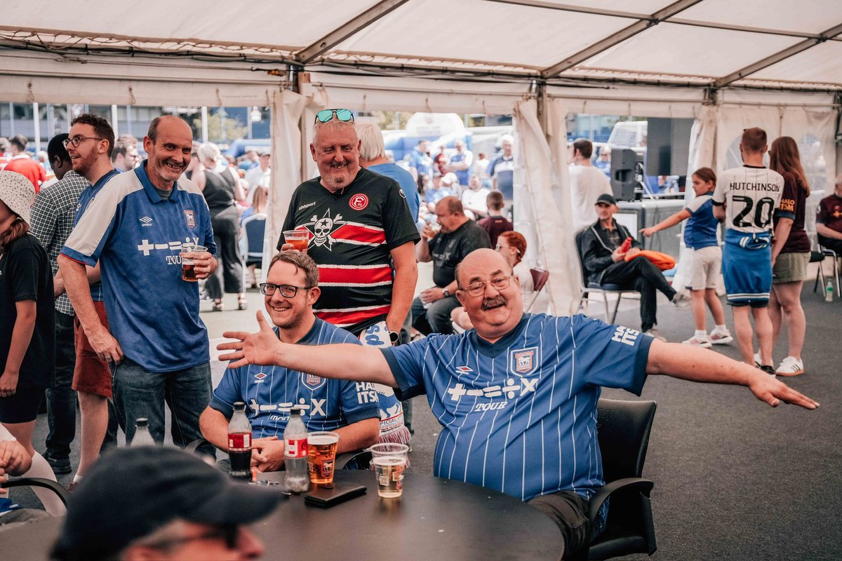 f95's tweet photo. In Germany we call it „Fanfreundschaft“ 😋🥰🤩

#f95 | 🔴⚪️ | #ITFC | @IpswichTown https://t.co/C8qPdJbJ4Z