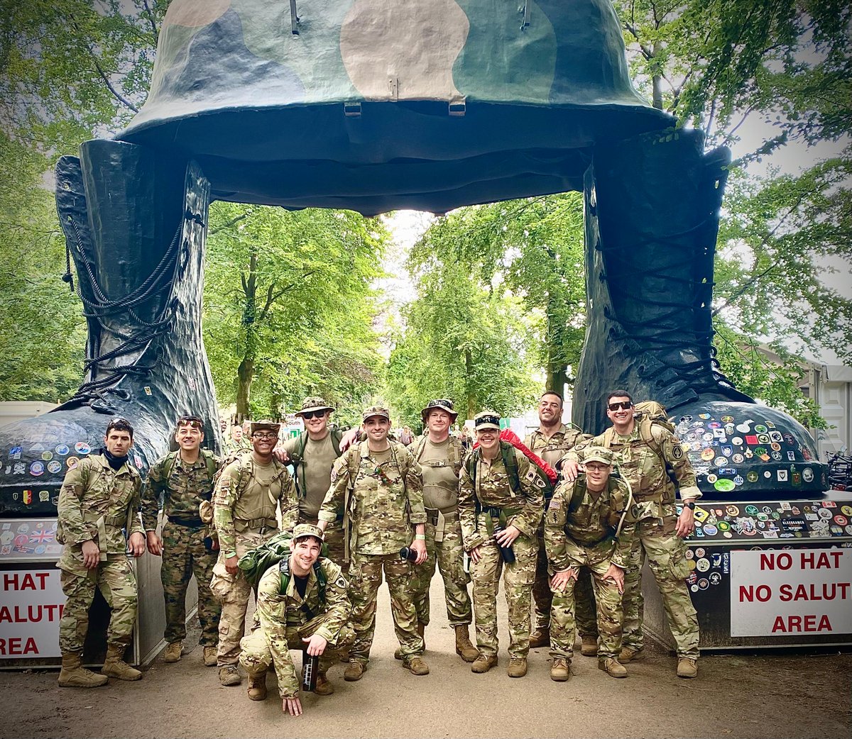 NDNationalGuard's tweet photo. ND Guardsman LTC Jarrod Simek recently completed the 106th (De 4 Daagse), also known as the International Four Day March. Successful participants are awarded the coveted "Vierdaagsekruis" Cross of the 4 Day March medal.
#FourDayMarch #De4Daagse #EspritDeCorps #NDGuard https://t.co/3pRvdpcxxV