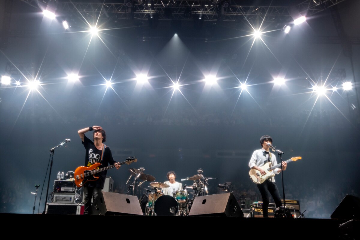 UNISON SQUARE GARDEN ライブ生写真 UNISON SQUARE GARDEN、結成20周年記念日に9年ぶりの日本武道館ライブ