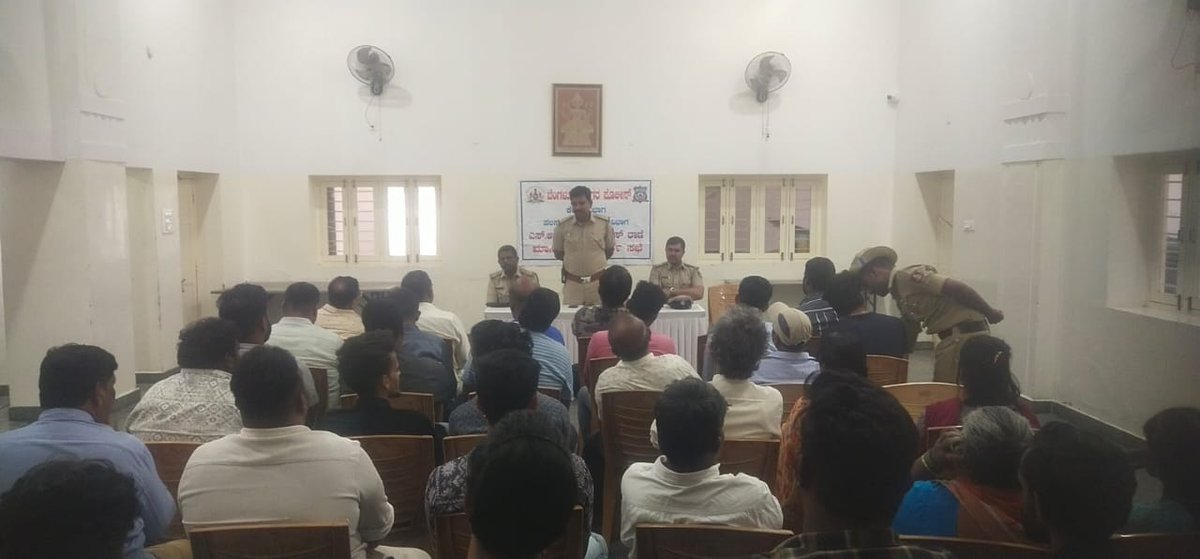 acphalasoorgate's tweet photo. ಇಂದು ಹಲಸೂರು ಗೇಟ್ ಉಪವಿಭಾಗದ ಪೊಲೀಸ್ ಠಾಣೆಗಳಲ್ಲಿ ಮಾನ್ಯ ಅಪರ ಪೊಲೀಸ್ ಆಯುಕ್ತರು ಪಶ್ಚಿಮ,ಹಾಗೂ ಮಾನ್ಯ ಉಪ ಪೊಲೀಸ್ ಆಯುಕ್ತರು ಕೇಂದ್ರ ವಿಭಾಗರವರ ನೇತೃತ್ವದಲ್ಲಿ ಮಾಸಿಕ ಜನ ಸಂಪರ್ಕ ಸಭೆಯನ್ನು ನಡೆಸಲಾಯಿತು.ಸಭೆಯಲ್ಲಿ ಸ್ಥಳೀಯ ನಾಗರೀಕರ ಕೆಲವು ಸಲಹೆ ಪಡೆದು,ಕುಂದುಕೊರತೆಗಳನ್ನು ಆಲಿಸಿ,ಸಮಸ್ಯೆಗಳನ್ನು ಪರಿಹರಿಸಲು ಕ್ರಮ ಕೈಗೊಳ್ಳಲಾಗುವುದು. https://t.co/XGmjqVDhcq