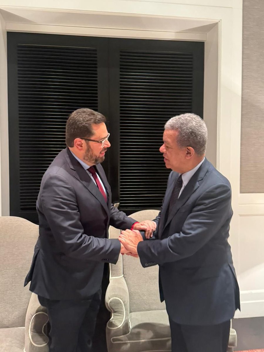 LeonelFernandez's tweet photo. Durante nuestra misión de observación en Venezuela, junto a @ernestosamperp, expresidente de Colombia, hemos sostenido una reunión con el candidato presidencial Antonio Ecarri, del partido Alianza del Lápiz y con Timoteo Zambrano, diputado y Secretario General de Cambiemos Movimiento Ciudadano.