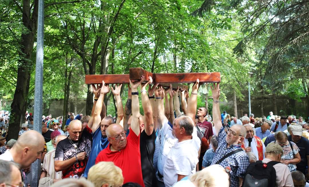 Lichen_INFO's tweet photo. Po plenerowym nabożeństwie drogi krzyżowej, które zgromadziło licznych pielgrzymów, oficjalnie otwarto odbywające się w licheńskim sanktuarium 31. Ogólnopolskie Spotkania Trzeźwościowe. Bp Bronakowski wręczył statuetkę pelikana dla zasłużonych dla ruchu trzeźwościowego. https://t.co/yCcbjYqeKP