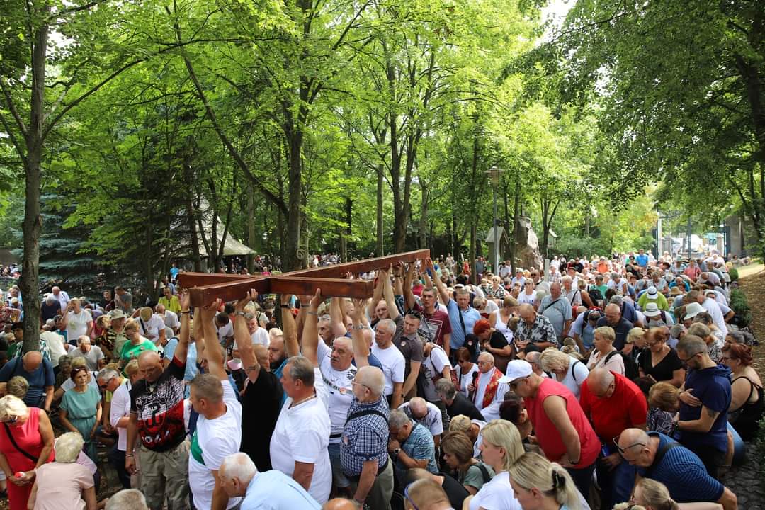 Lichen_INFO's tweet photo. Po plenerowym nabożeństwie drogi krzyżowej, które zgromadziło licznych pielgrzymów, oficjalnie otwarto odbywające się w licheńskim sanktuarium 31. Ogólnopolskie Spotkania Trzeźwościowe. Bp Bronakowski wręczył statuetkę pelikana dla zasłużonych dla ruchu trzeźwościowego. https://t.co/yCcbjYqeKP