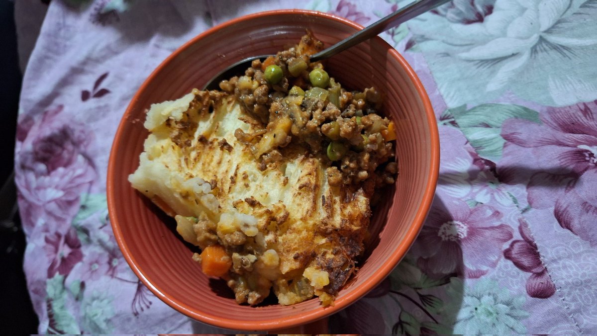 Chef <a href="/CelerousVO/">CelerousVO | 🐉 L2D up! 🐉 |</a> with shepherd's pie tonight. Very delish~