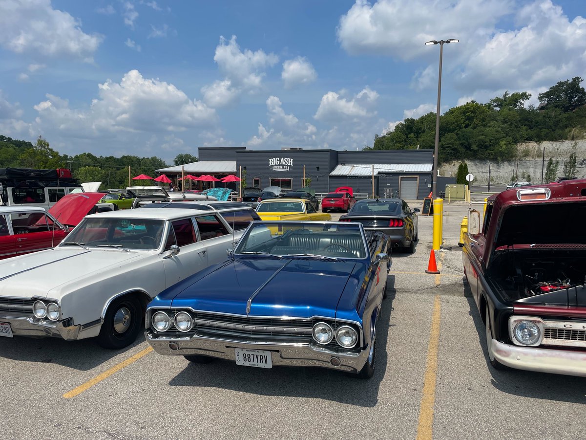 Sunday Funday with the Sunday Shift Car Show from 11-1pm and $5 Servatti’s Pretzels all day long! Oh $6 Bloody Mary or Mimosas too! 🍹🚘🎶🍻