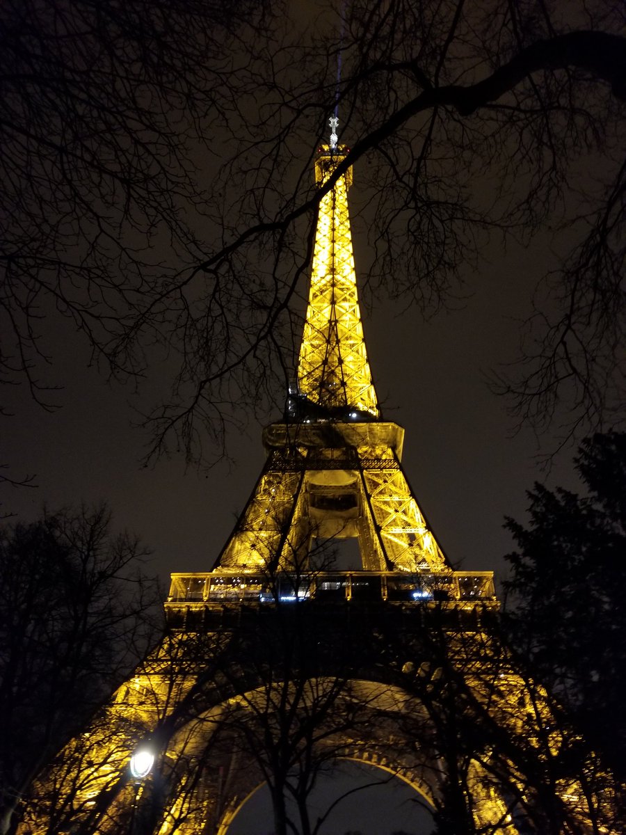 Cigdem_Kayihan's tweet photo. The blue sky can tumble down upon us
And the earth can also collapse
It doesn't matter, if you love me

~ Hymn to Love #CelineDion 
📷 @Cigdem_Kayihan #Paris ✨️ https://t.co/MhNaFblZx3