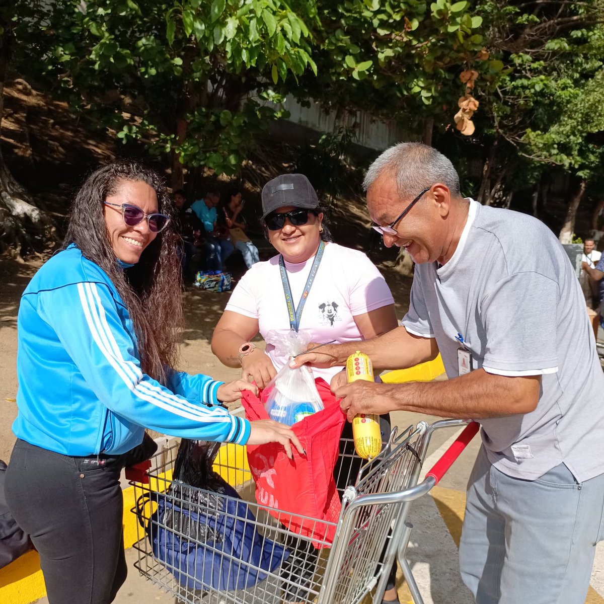 SitramecaB25's tweet photo. 🛒💪|| Más que un combo, un compromiso con el bienestar de nuestra Clase Obrera, por eso cada mes trabajamos para  garantizar la entrega oportuna de los combos de alimentos, cumpliendo con lo establecido en nuestra XII Convención Colectiva Vigente, Cláusula 18 "Abasto Obrero" ✅ https://t.co/rZ270vmPQQ