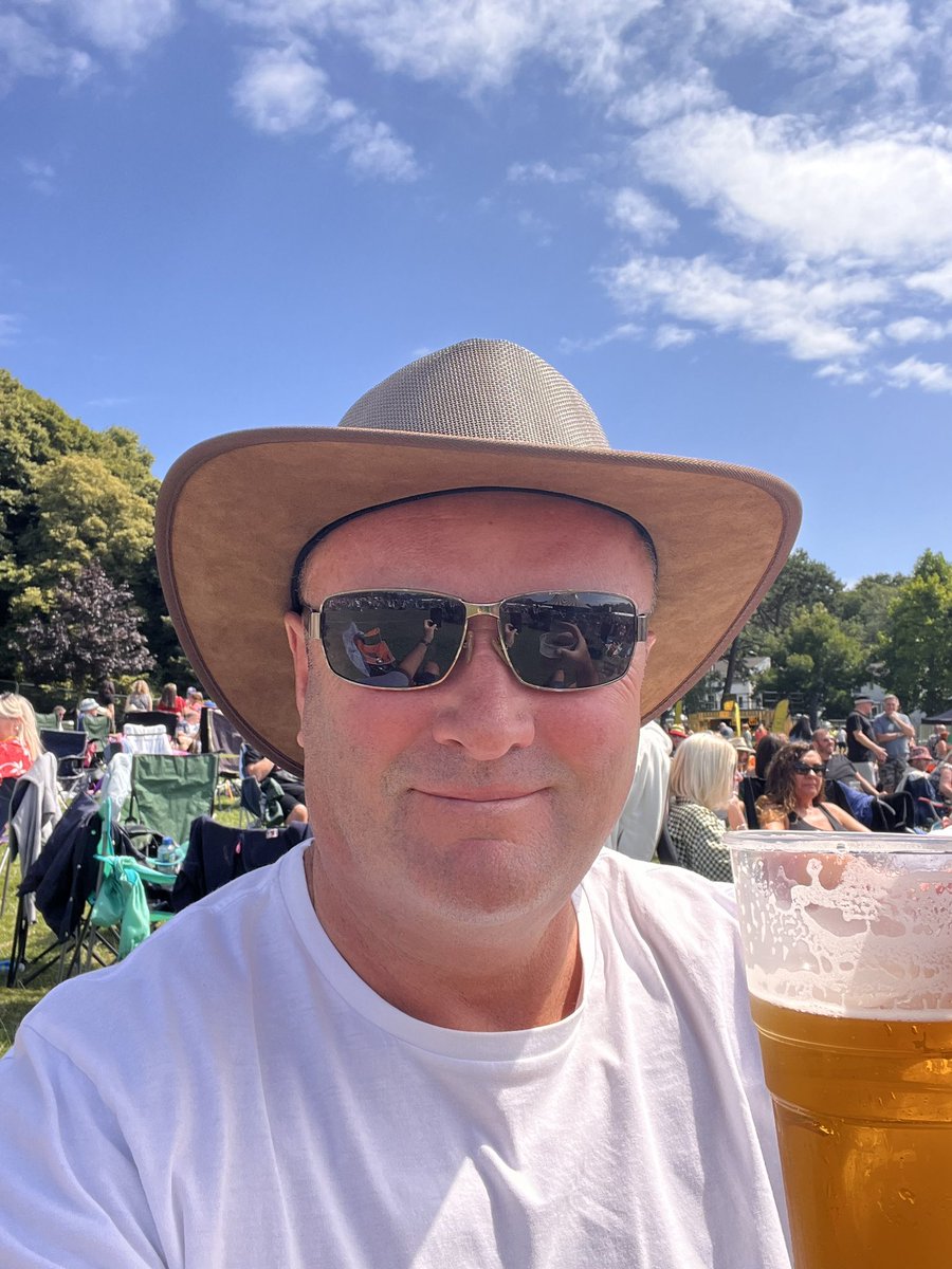 #Glastonbarry Great day for it 🕺🎶