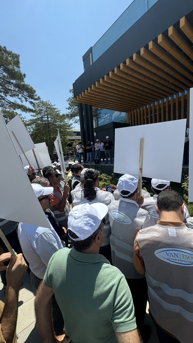 Van İlimizin uçak sefer sayıları artırılmalı!

#VanUçamıyor ✈ 
 
<a href="/UABakanligi/">T.C. Ulaştırma ve Altyapı Bakanlığı</a> <a href="/a_uraloglu/">Abdulkadir URALOĞLU</a> <a href="/TurkishAirlines/">Turkish Airlines</a> <a href="/AJET_TR/">AJet</a> <a href="/flymepegasus/">Pegasus Airlines</a> <a href="/SunExpress/">SunExpress</a> <a href="/BilalEksiTHY/">Bilal EKŞİ</a> <a href="/NecdetTakva/">Necdet Takva</a>  <a href="/hikmetcakir84/">Hikmet ÇAKIR</a> <a href="/EmreDeger13/">Emre Deger</a> <a href="/resatyesilagacc/">Reşat Yeşilağaç</a>