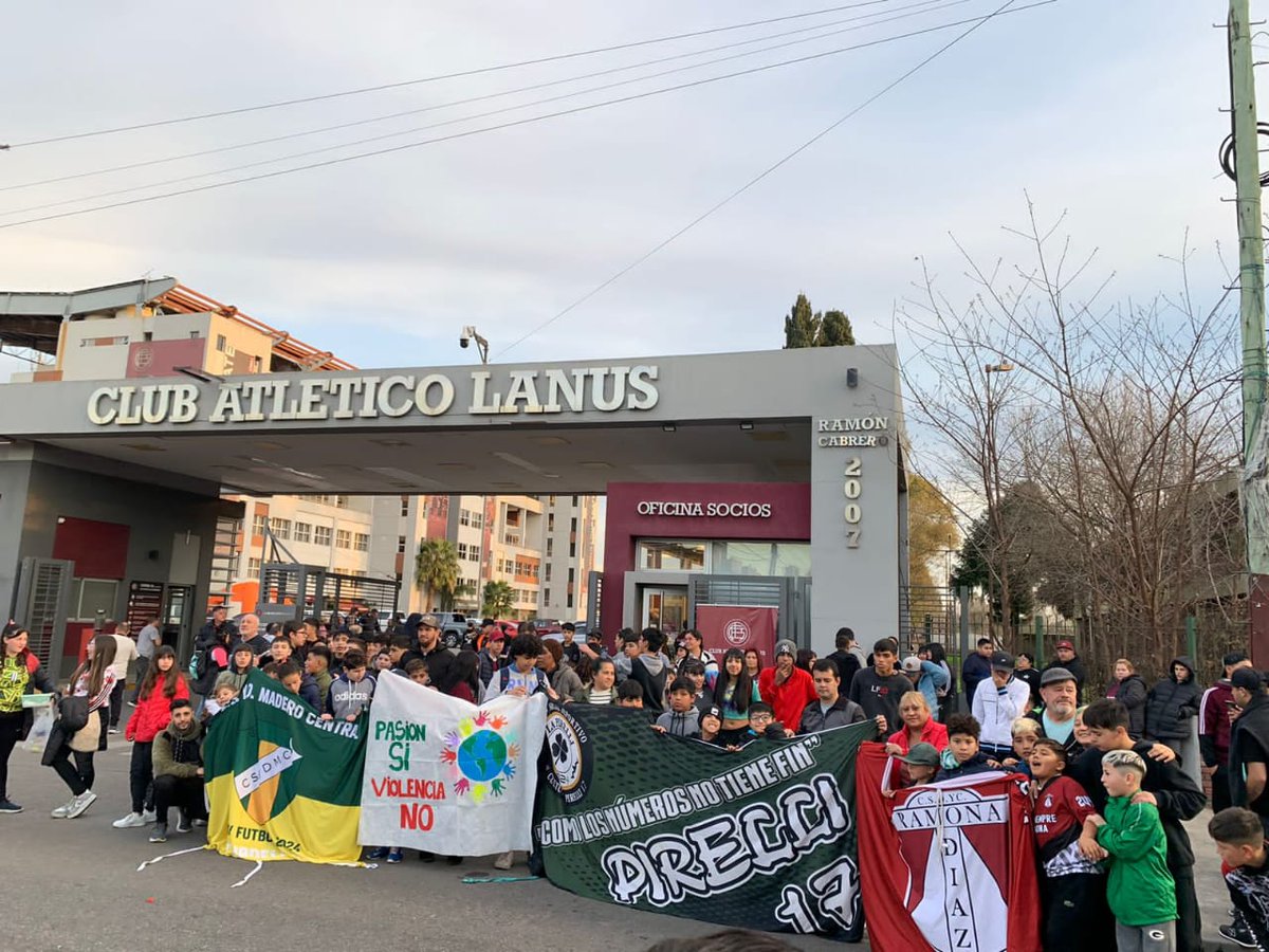 pasionsi's tweet photo. El día jueves más de 200 chicos de Distintos Clubes Barrios Merenderos y Comedores Disfrutaron de @clublanus vs @Belgrano en el marco del programa #laviolencialaerradicamosentretodos 
Gracias al club por invitarnos y al operativo de seguridad por el cuidado @JaviAlonsook https://t.co/06EOOvxcv9