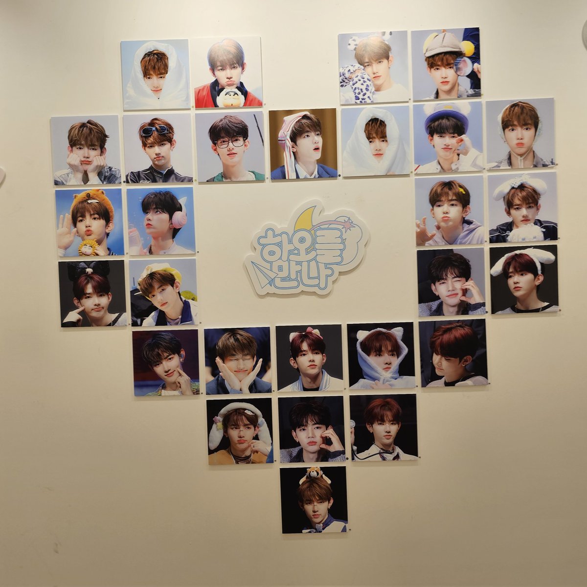 📍로우필름카페엔갤러리
꼭 가야겠다고 생각한 카페였는데 정말 하오 사진들로 가득해서 너무 행복하고 좋았던 카페..🫶🏻 정말 들어가자마자 예쁜 하오들과 만나서 너무 좋았다
타팬친구랑 같이 다녀왔는데 친구가 너무 예쁘다고 감탄을 감탄을 했어유💙
#하오를만나