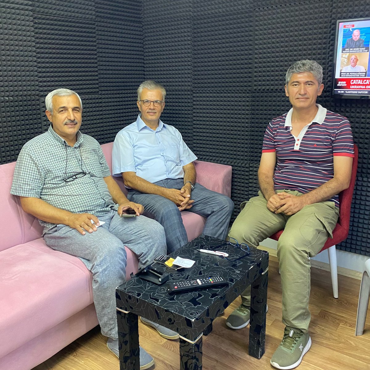 Prof.Dr.İbrahim Gezer, yayıncılık faaliyetlerimizi idame ettirdiğimiz çalışma ofisimizde #gazetecilervebasınbayramı vesilesi ile ziyaretimize gelerek günümüzü kutladılar.

Ziyaretleri için şükranlarımızı sunuyor, çalışmalarında kolaylıklar diliyoruz.