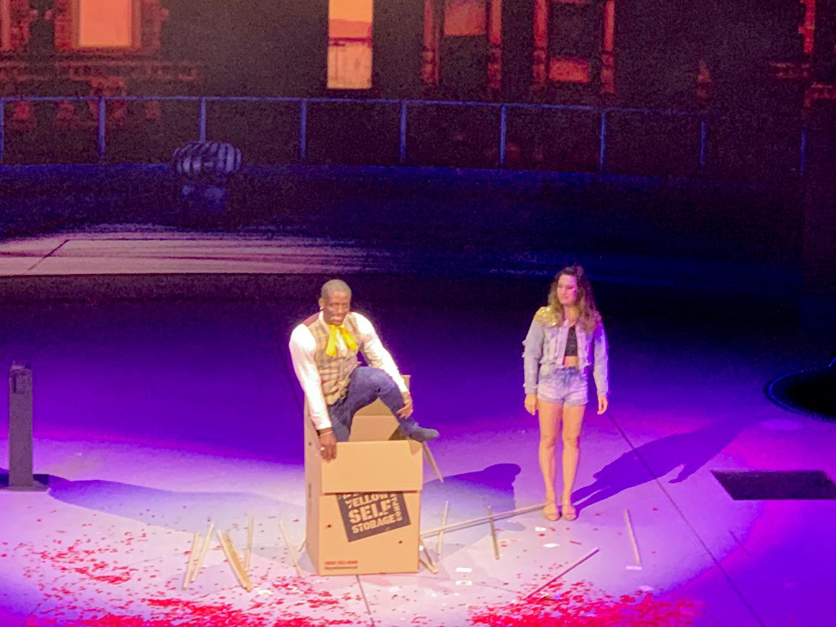 クルーズ船のクソデカシアターで妻とマジックショーを見た

<a href="/MagicalBones/">Magical Bones</a> というマジシャンらしい

ノリノリの音楽とカードやルービックキューブ、串刺し脱出のマジックはどれも見応えがあって、ユーモラスで最高だた