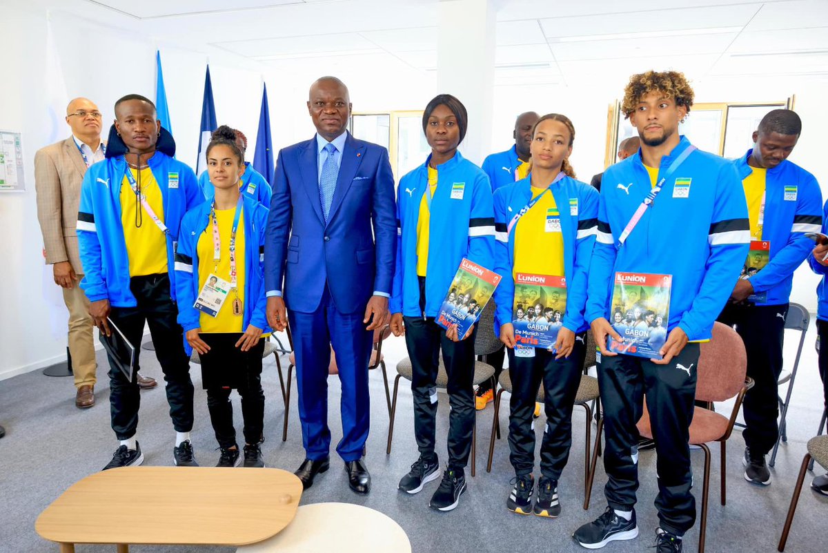 PresidenceGabon's tweet photo. Ce Jeudi 25 juillet, le Président Brice Clotaire @OliguiNguema s'est rendu au village Olympique pour discuter avec les athlètes gabonais et les encourager à fièrement représenter nos couleurs.

#Paris2024 #Transition #CTRI #Gabon https://t.co/TS3m7dvxRD