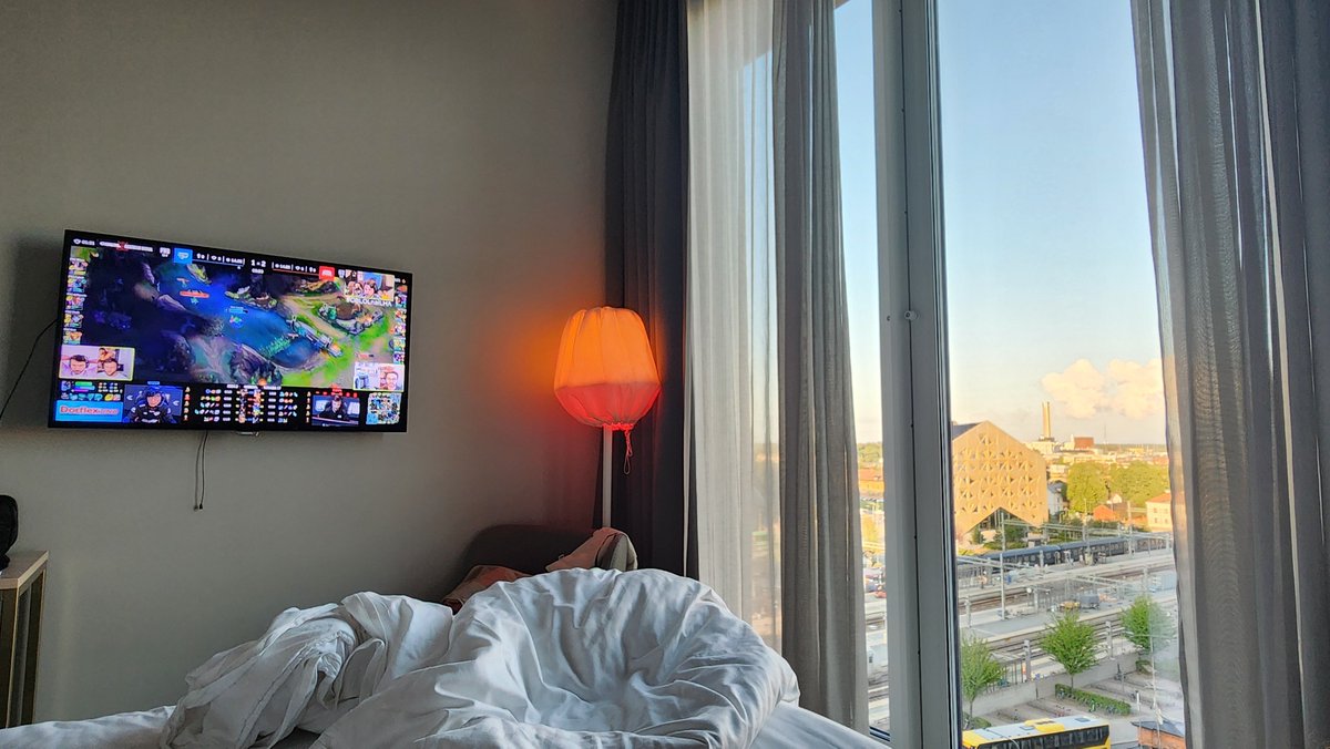 vitor_yoh's tweet photo. Vendo o cblol direto de Uppsala, Suécia! @baianolol1 @esACarry @GustavoMinerva @ilhadaslendas #cblolnailha https://t.co/qE40oVGXcS