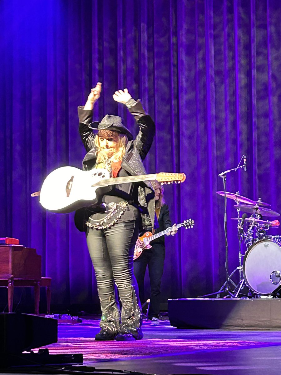 Simon Says raise your hands above your head if you put on an awesome show for your fans <a href="/metheridge/">Melissa Etheridge</a> 🎸🔥❤️