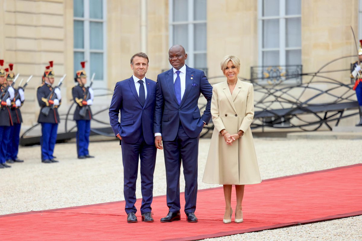 Après avoir participé au Sommet sur le Sport pour le développement durable, le Président Brice Clotaire @OliguiNguema  Nguema a assisté à la cérémonie d’ouverture des Jeux Olympiques et Paralympiques de Paris.

#Paris2024 #Transition #CTRI #Gabon