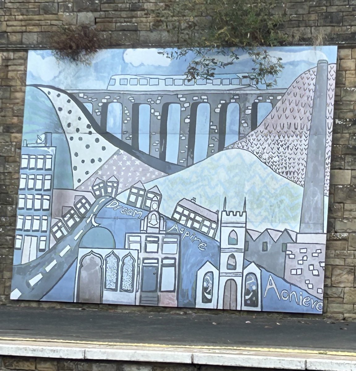 Any guess where this mural is at ⁦<a href="/CanalRiverTrust/">Canal & River Trust</a>⁩ ? Clue: a railway station 😀