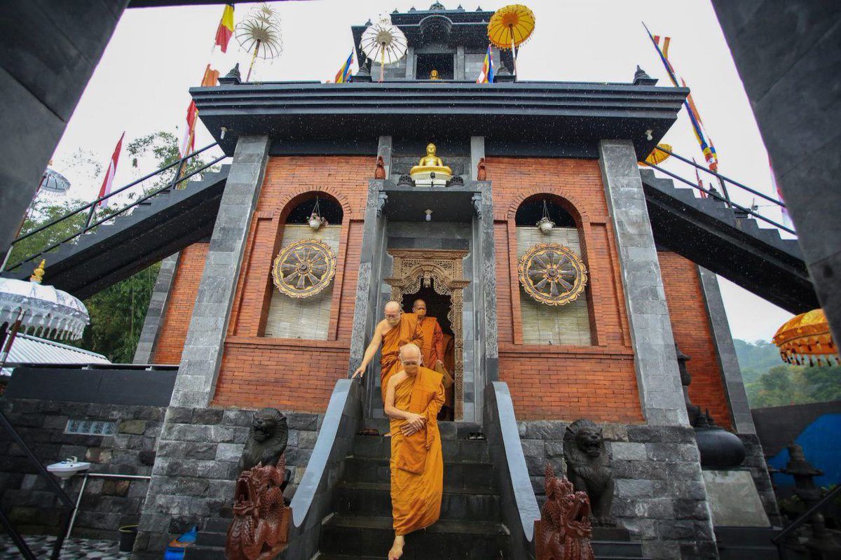 dailydosedhamma's tweet photo. Shravan, Krishna Paksha, Ashtami tomorrow.

Try to observe Uposatha, give donations/alms to the monk/poor/needy, be compassionate, be mindful, visit the Vihara, do not engage in any sorts of misconduct(bodily,mind,speech), meditate for atleast 10min.

#Buddha #Buddhism #Uposatha https://t.co/wPc1FD1N8e
