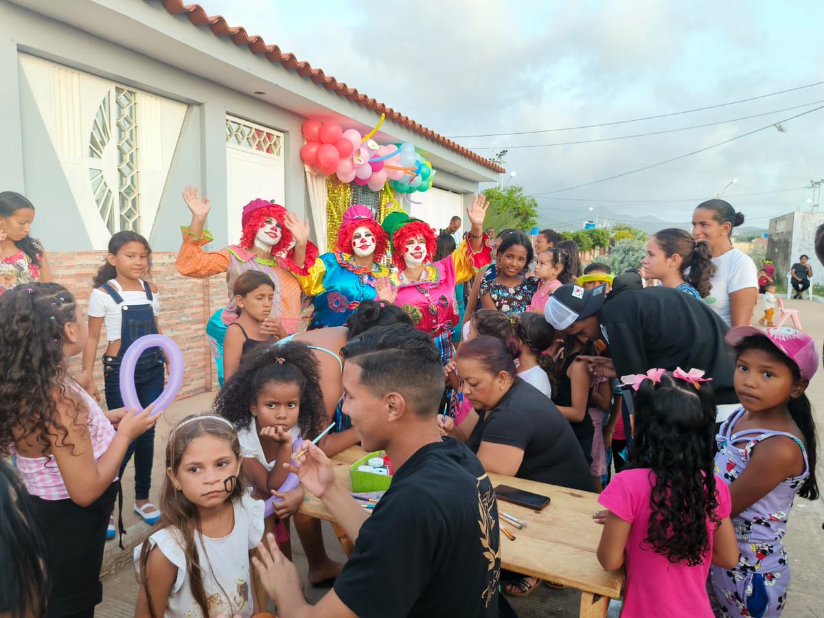 CCLAPMarcanoNE's tweet photo. #27Julio|| En nombre de nuestro Pdte @NicolasMaduro, los niños y niñas del municipio Gaspar Marcano recibieron sus regalos y disfrutaron al máximo de su agasajo. 
@LealTelleria
@dcabellor
@AlessandrelloCG 
 #VenezuelaPazYArmonía
#SoyComunicadorClapNE 📦 https://t.co/TmWYkffHiL