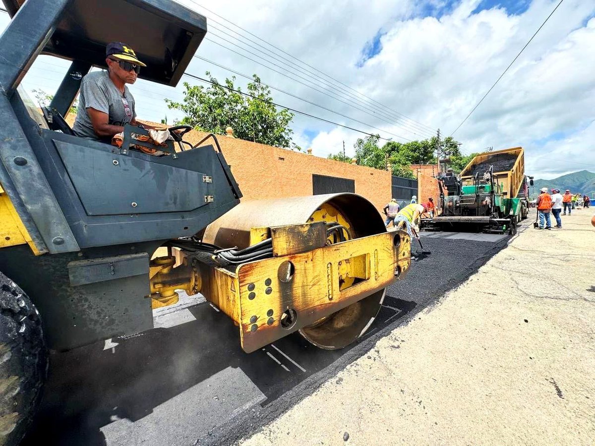 En el marco de nuestro programa En Directo con el Gobernador, comenzamos la rehabilitación de la calle principal del Sector Aeropuerto, en San Juan de los Morros, con la colocación de 250 toneladas de mezcla asfáltica en caliente en el marco del Plan Ciudad.