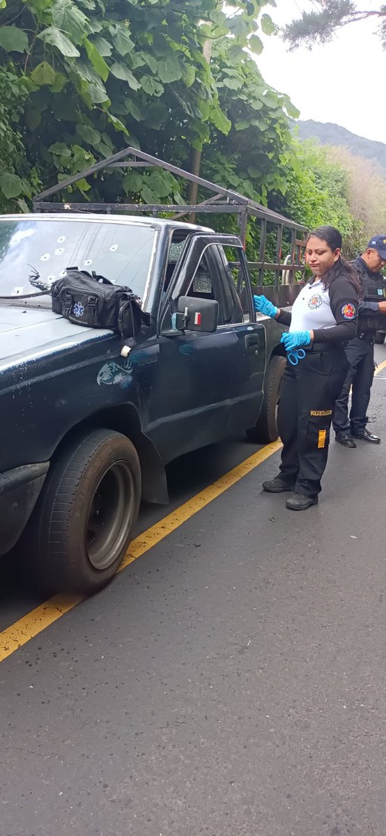 En el interior de un pick up se localizó a un hombre con múltiples heridas de bala, a la evaluación correspondiente se determinó que había fallecido, el incidente armado ocurrió en el kilómetro 30 de la ruta que conduce a Villa Canales. 
#CVBalServicio