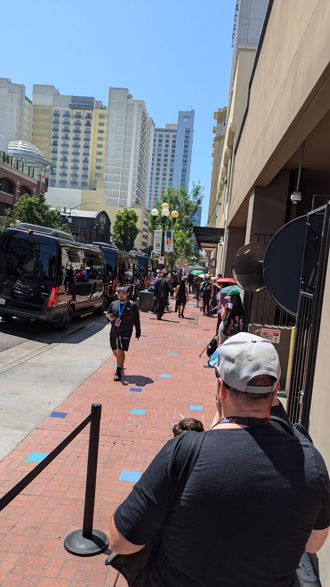 Badadoobwow's tweet photo. @SD_Comic_Con Silo line is about halfway up the block on Sixth Ave between J St and Island Ave https://t.co/OTctJpPqWc