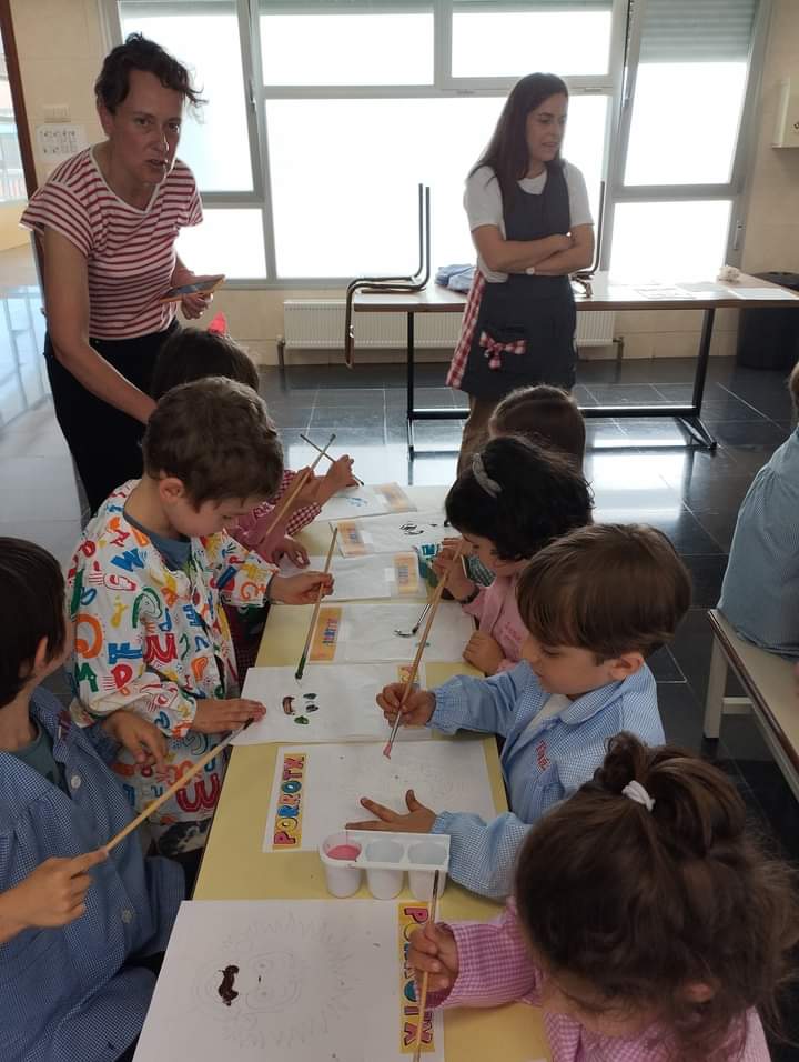 Eskerrik asko Arianeren amatxoari Gorrotxategi tailerra antolatzeagatik!
Asko gozatu dugu tailer honetaz. Txokolate ezberdinak dastatzeaz gain, txokolate etxetxoak egin ditugu eta kolore desberdinetako txokolateekin ere margotu dugu! Asko gustatu zaigu!
 #escolapiosbilbao