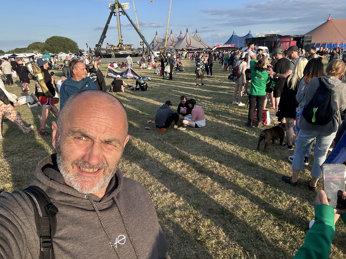 TelfordMad's tweet photo. Is @nutrition_facts at @VeganCampOut 😂😂 1000 plus q for book signing and what a session on the Main Stage. 👏👏 https://t.co/R1SP4PCc8t