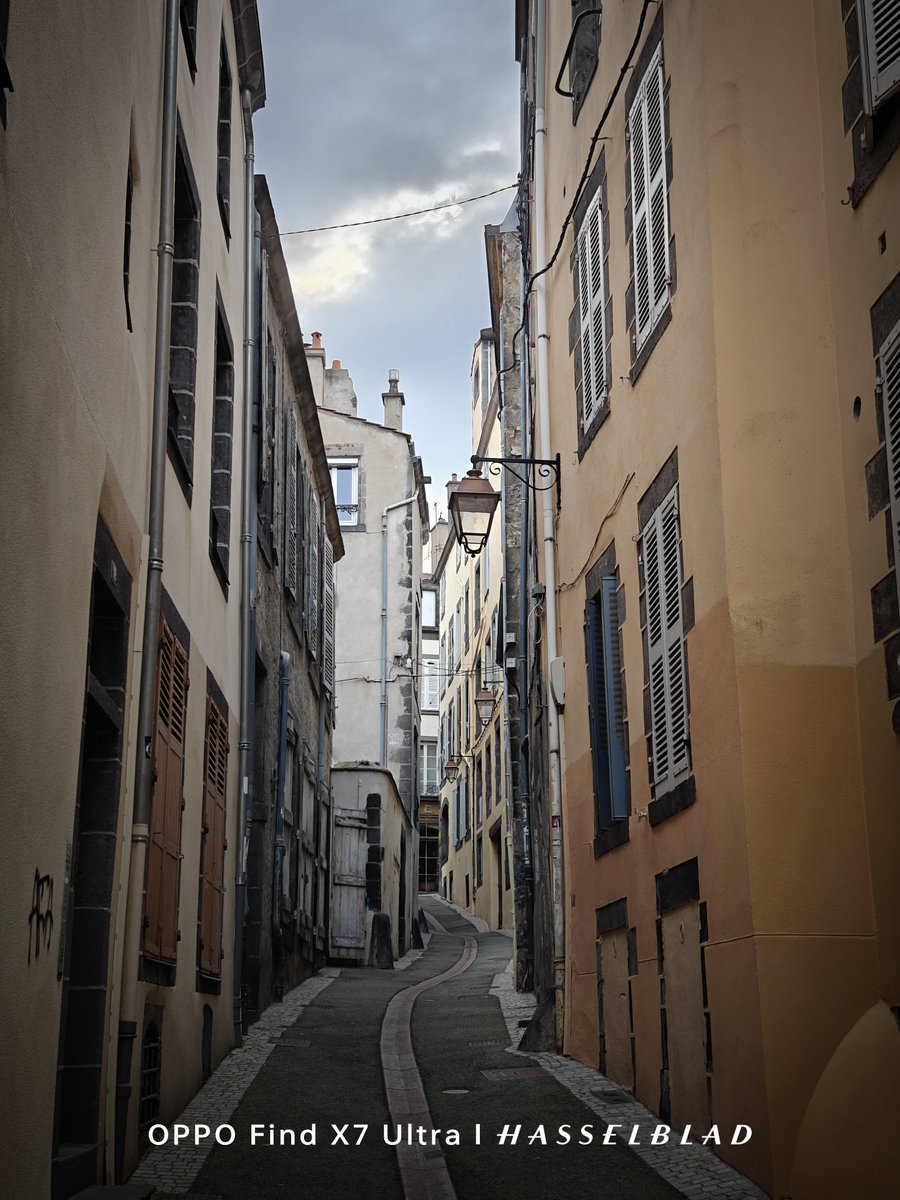 behnke_lars's tweet image. Summer holidays. On our voyage to #Biscarrosse. Starting street photography in #ClermontFerrand with my #OPPO #FindX7Ultra. Actually had some excellent pastry and ice cream at the Confiserie A.Trianon! #ShotOnOPPO #ShotonSnapdragon #Hasselblad #HyperToneCameraSystem