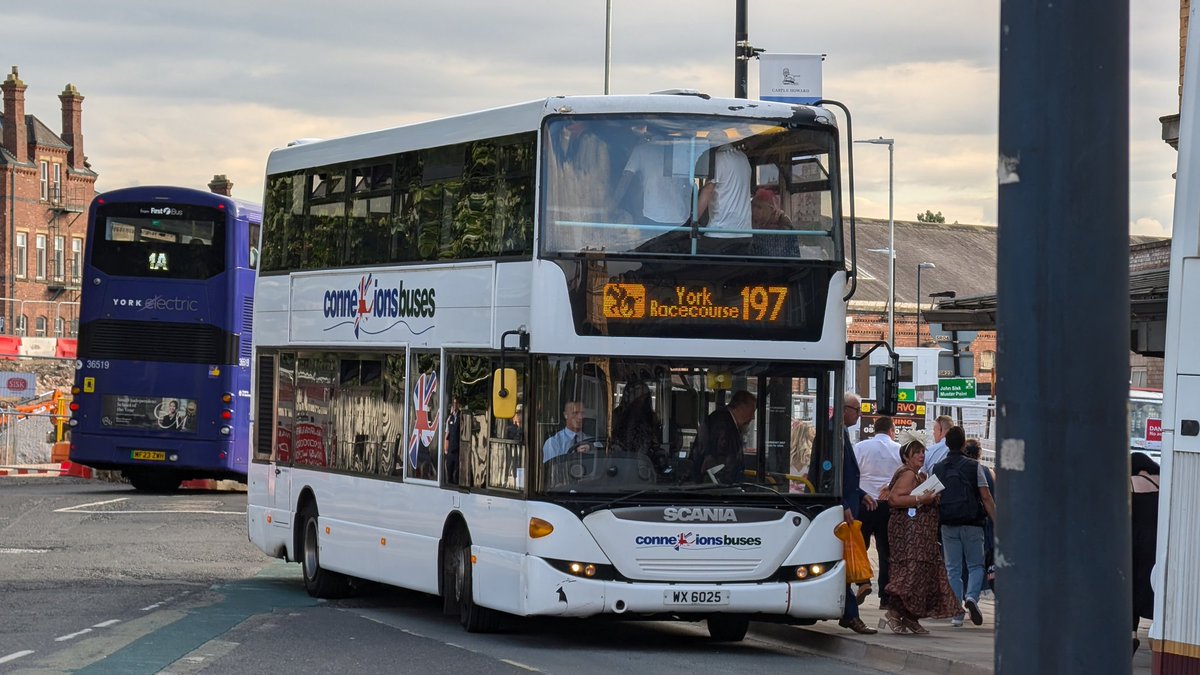 transportinyork's tweet photo. This weekend, I decided to hop down and look at the 197 York Racecourse buses. The buses are still decent considering the fact that companies like Arriva Yorkshire can't do 197 anymore, but oh well.. #bus #ukbus https://t.co/4yTCMcW1s3