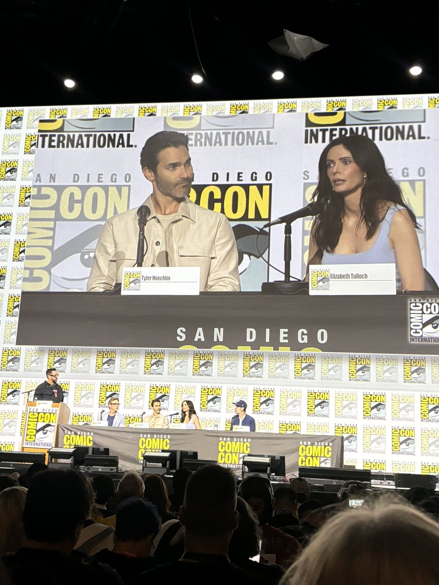 Stars of #SupermanandLois Tyler Hoeclin and Elizabeth Tulloch at #SDCC