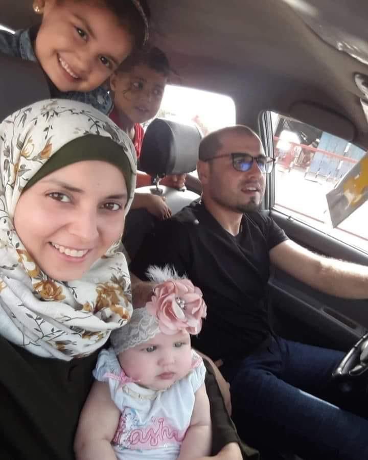 🔴 اسرائیل نے اس تصویر میں موجود پورے خوبصورت خاندان کو شہید کر دیا۔