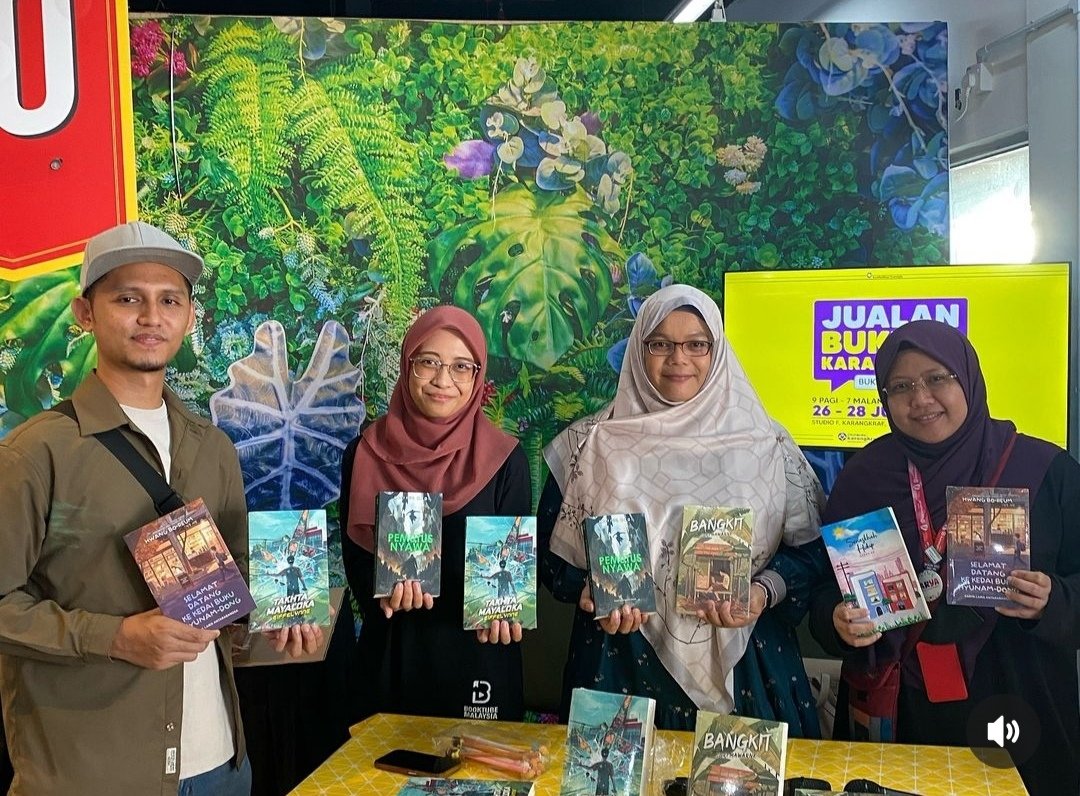 Dapatlah hari ni bergambar dengan influencer berjaya merangkap novelis K-Lit <a href="/eiffelynne_/">Its Lynne</a> , juga orang kampung kerepek <a href="/mawarne/">mawarne</a> dan kakak Korea Kak Azzah di Karnival Rakyat Karangkraf.