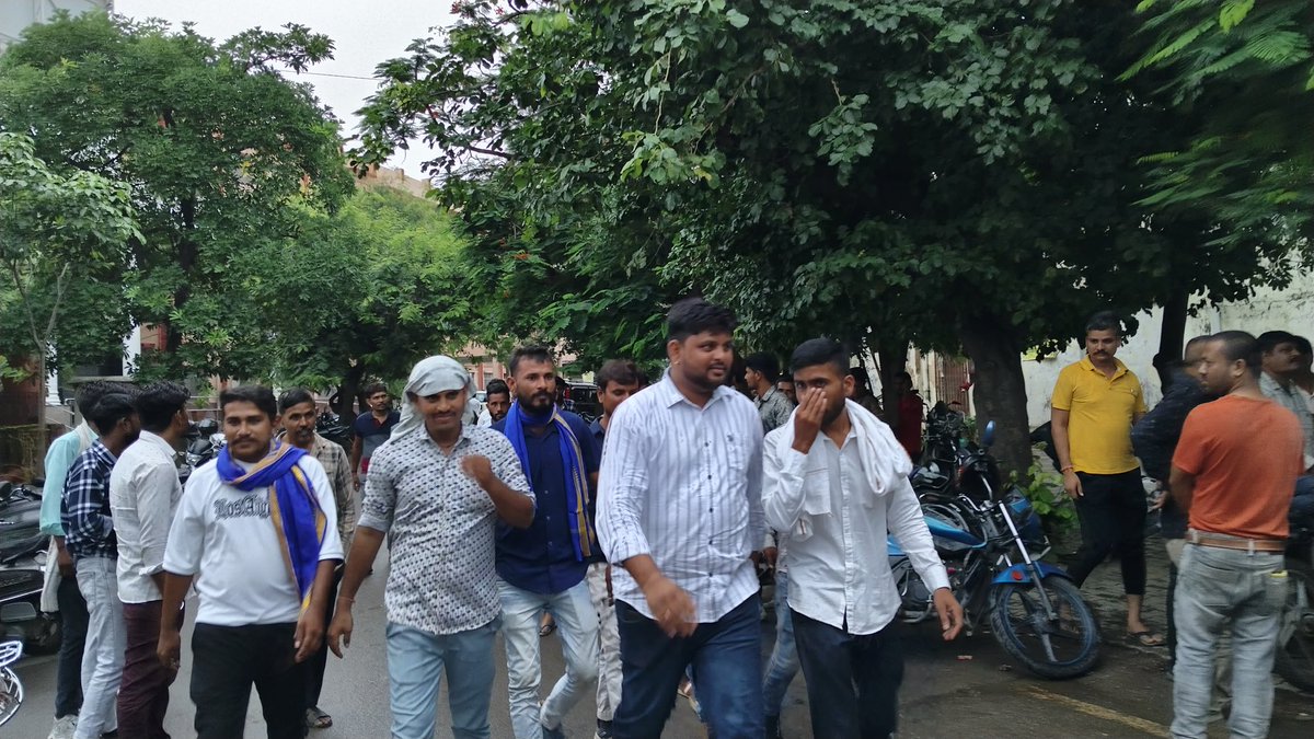 MlaThawarchand's tweet photo. आज उदयपुर महाराणा भोपाल हॉस्पिटल पहुंचकर कर सलूंबर अदवास घटना मृतक शंकर लाल मेघवाल और घायल पिता डालचंद मेघवाल के पीड़ित परिवार और शांति पूर्ण दो दिन से धरने पर बैठे पीड़ित परिवारो से मुलाकात की l 1/3 https://t.co/NrTupQ8SQX