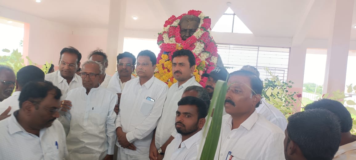 chandrasingh_23's tweet photo. ಕಲಬುರಗಿ ಜಿಲ್ಲೆಯ ಜೇವರ್ಗಿ ತಾಲ್ಲೂಕಿನ ನೇಲೊಗಿ ಗ್ರಾಮದಲ್ಲಿ ಕರುನಾಡು ಕಂಡ ಅಪರೂಪದ ರಾಜಕಾರಣಿ, ಬಡವರ ಬಂಧು, ಅಜಾತಶತ್ರು, ಮಾಜಿ ಮುಖ್ಯಮಂತ್ರಿಗಳಾದ ದಿ.ಶ್ರೀ.ಡಾ.ಎನ್.ಧರಂಸಿಗ್ ಸಾಹೇಬರ 7ನೇ ವರ್ಷದ ಪುಣ್ಯಸ್ಮರಣೆ ನಿಮಿತ್ಯ ವಿಶೇಷ ಪೂಜೆಯ ಮೂಲಕ ಗೌರವ ಸಲ್ಲಿಸಲಾಯಿತು.
#drndharamsingh #drajaydharamsingh #ChandraSingh https://t.co/DGabjAyeut