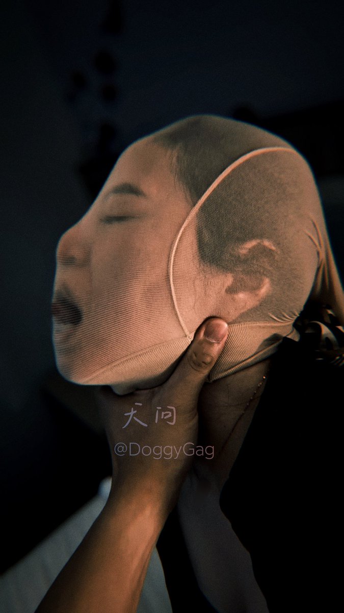 平日能言善辩，逻辑缜密的律师口舌，做回犬奴时也同样灵巧，即使被肉色连裤丝袜紧紧套住，也能顶弄翻腾，尽职尽责。
#丝袜套头 #律师 #制服 #恋足癖 #原味 #羞耻 #调教 #反差 #职业装 #紧缚 #BDSM