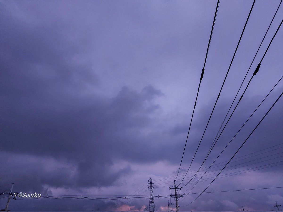 yumeasutw's tweet photo. 沸き立つ #積乱雲⛈️
北の空で夕日を浴びて
桃色に染まる積乱雲⛈️
見る見る発達して
頭頂部が #かなとこ雲 に
変化し始めています。
西の空は
どんより厚い雲に覆われています。
#夕空 #夕焼け #鉄塔 #電柱 #電線
#空の名前
#天気の図鑑 #雲の超図鑑
#空 #sky
#雲 #cloud
#a2024 #a0727 #a202407 https://t.co/26N9mDFstC