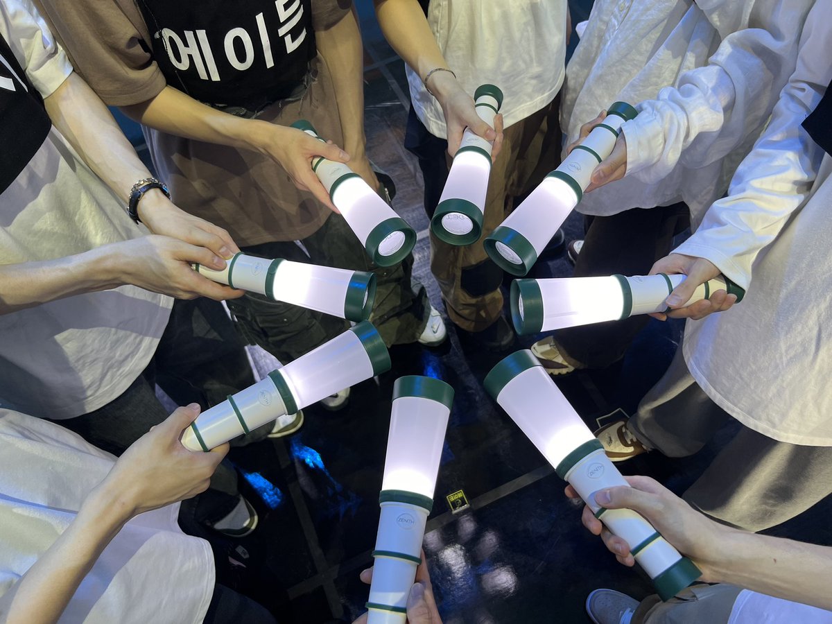 the_EPEX's tweet photo. [🎁]
𝙀𝙋𝙀𝙓 𝟮𝙣𝙙 𝙁𝘼𝙉𝘾𝙊𝙉 <𝙔𝙊𝙐𝙏𝙃 𝘿𝘼𝙔𝙎＞𝘿𝘼𝙔 𝟭 ☘

#EPEX #이펙스 #Eight_Apex #EPEX2ndFANCON #YOUTHDAYS #위시 #금동현 #뮤 #아민 #백승 #에이든 #예왕 #제프 https://t.co/ybOP5FfuNi