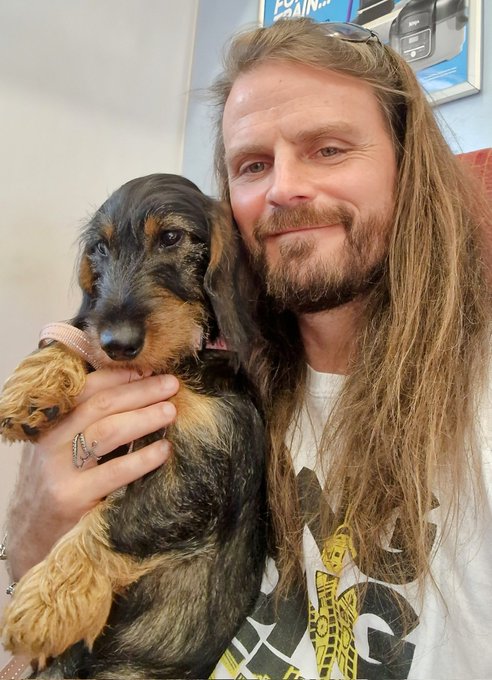 Popping into London for my Hubby Merlin's Birthday.  HAPPY BIRTHDAY SEXY 🥰  As much as Noodle would love<a href="/tag/beard"class="tags"><span>#beard</span></a><a href="/tag/bearded"class="tags"><span>#bearded</span></a><a href="/tag/sausagedog"class="tags"><span>#sausagedog</span></a><a href="/tag/doggo"class="tags"><span>#doggo</span></a><a href="/tag/datschund"class="tags"><span>#datschund</span></a>