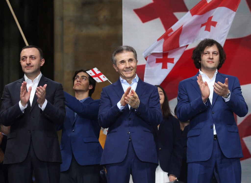 🇬🇪As Georgia approaches its crucial October 2024 elections, Georgian Dream's propaganda machine is in full swing. Let's examine how they think and how to expose them. 
🧵Here is a thread on Georgian Dream's alternative reality and how bad they are at govern.
1/23