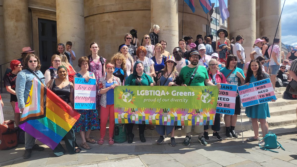 ZoeGarbett's tweet photo. #London saying loudly: 

🏳️‍⚧️ #TransRightsAreHumanRights
🏳️‍⚧️Listen to trans youth
🏳️‍⚧️Surgery saves lives
🏳️‍⚧️ Trans liberation now! 

With support from @TheGreenParty 💚

Great to be part of @lgbtiqa_greens group 💚

#LondonTransPride https://t.co/Vmt6pDooPm