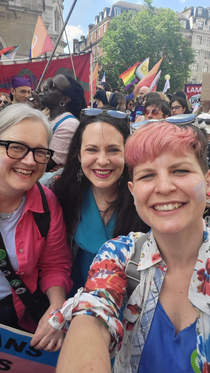ZoeGarbett's tweet photo. #London saying loudly: 

🏳️‍⚧️ #TransRightsAreHumanRights
🏳️‍⚧️Listen to trans youth
🏳️‍⚧️Surgery saves lives
🏳️‍⚧️ Trans liberation now! 

With support from @TheGreenParty 💚

Great to be part of @lgbtiqa_greens group 💚

#LondonTransPride https://t.co/Vmt6pDooPm
